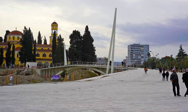Drejt fundit projekti per rikualifikimin urban: Si ka ndryshuar qendra e Fierit dhe lumi Gjanica
